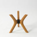 طاولة قهوة مستديرة من الخشب الصلب بقاعدة ثلاثية الأرجل