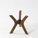 طاولة قهوة مستديرة من الخشب الصلب بقاعدة ثلاثية الأرجل