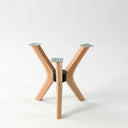 طاولة قهوة مستديرة من الخشب الصلب بقاعدة ثلاثية الأرجل