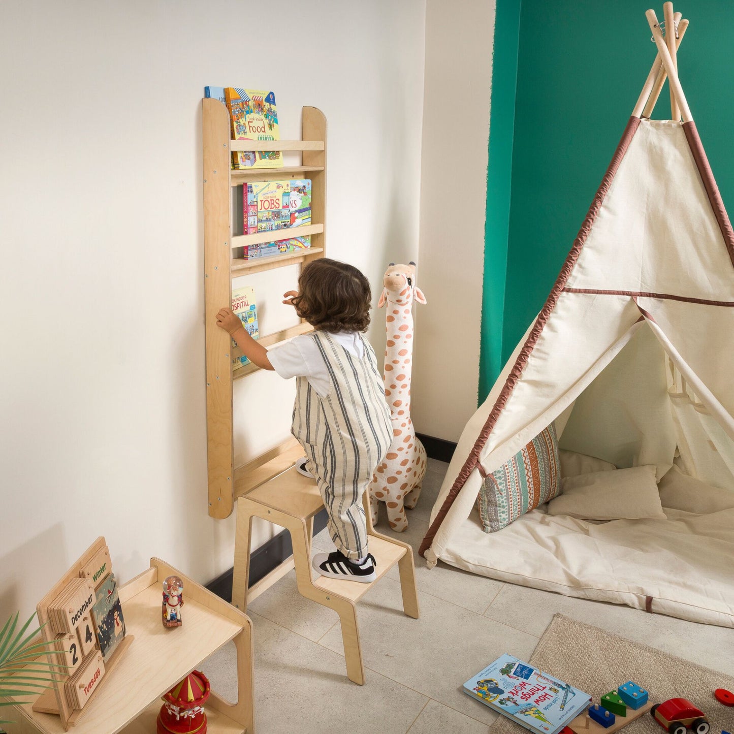 Wall-Mounted Montessori Bookshelf